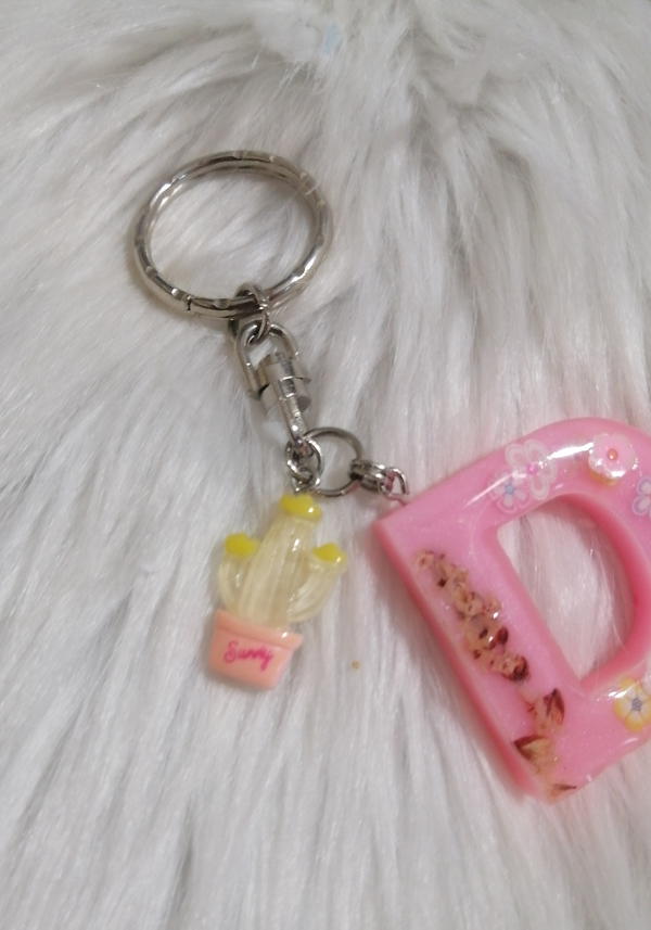 ميدالية هاند ميد من الريزن على شكل حرف D Image 3 Preview