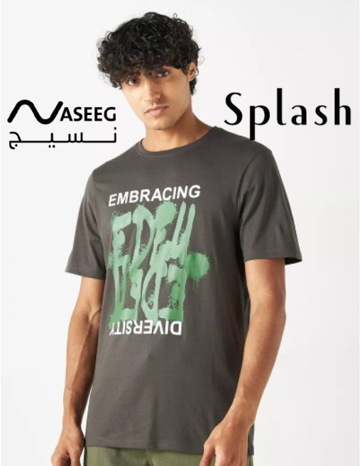 تيشيرت بياقة ضيّقة وأكمام قصيرة وطبعات تايبوجرافي (S) Splash Preview Image
