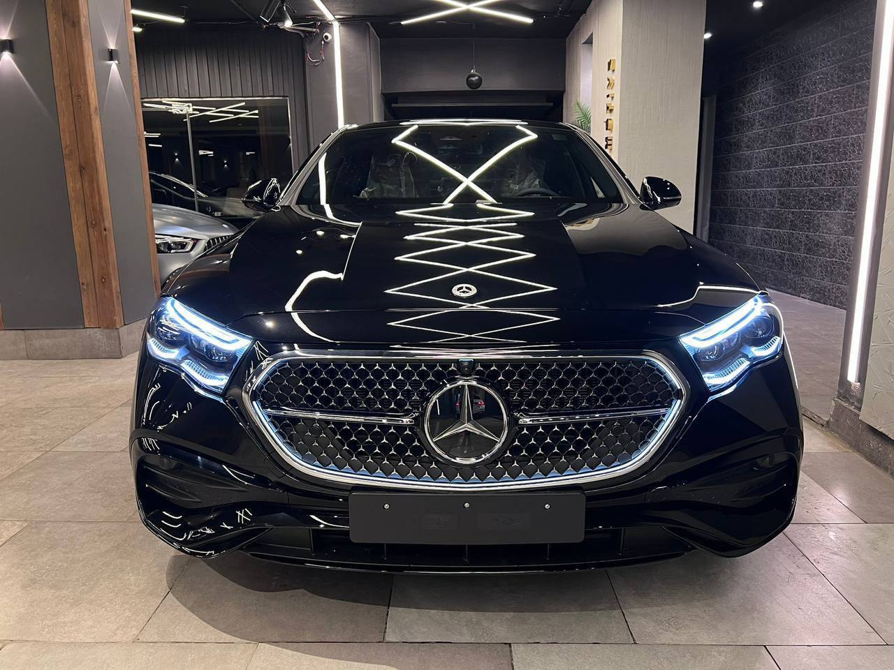 للبيع Mercedes-Benz E200 AMG موديل 2024  Image 2 Preview