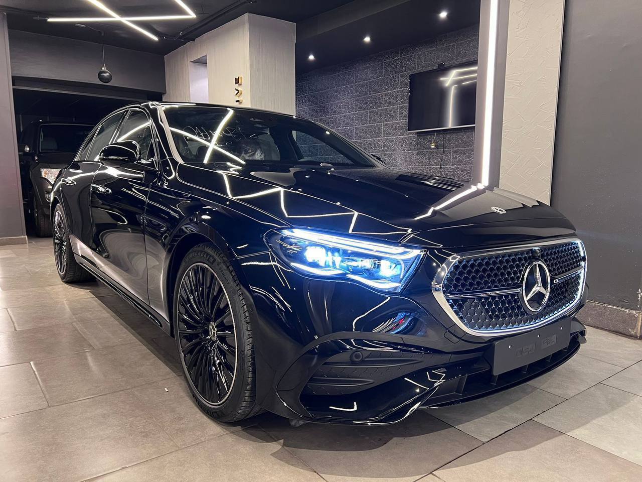 للبيع Mercedes-Benz E200 AMG موديل 2024  Image 3 Preview
