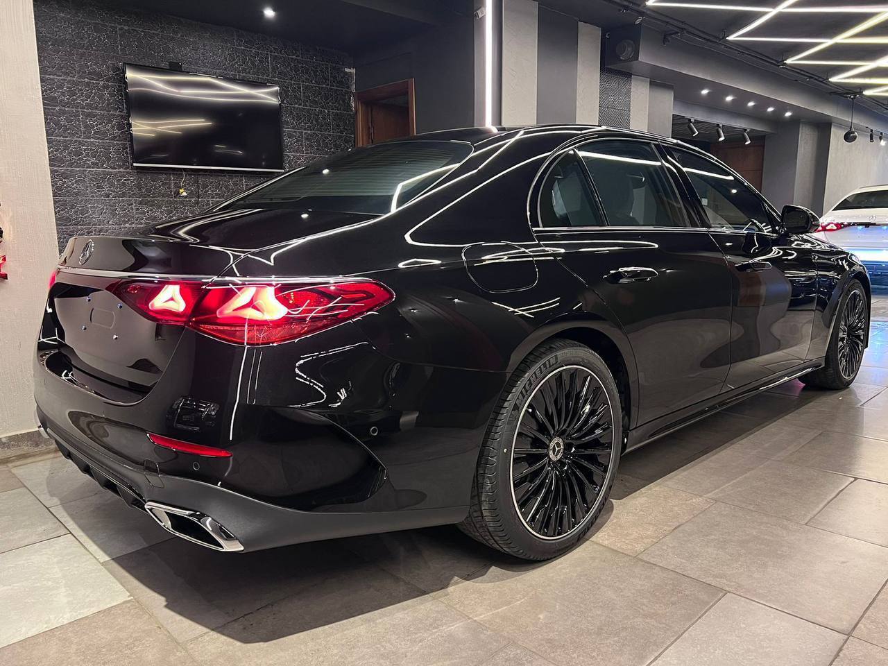 للبيع Mercedes-Benz E200 AMG موديل 2024  Image 8 Preview