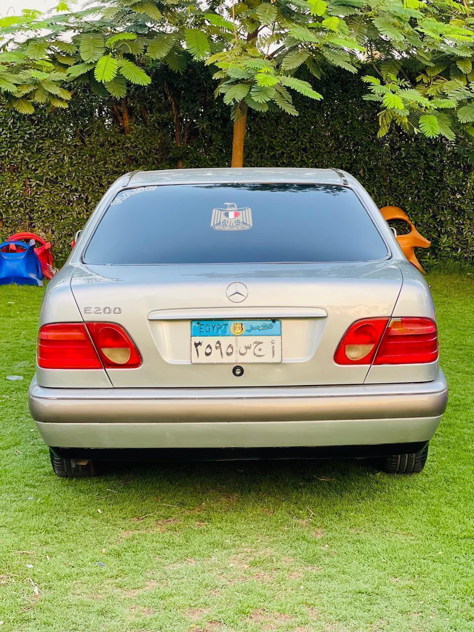 للبيع: Mercedes E200 - Model 1998 Image 4 Preview