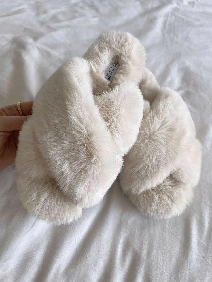 Glimmer-slipper { white } 12 Preview Image
