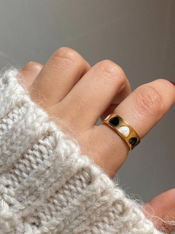Black and white heart ring 🖤🤍🪄 Image 1 Preview