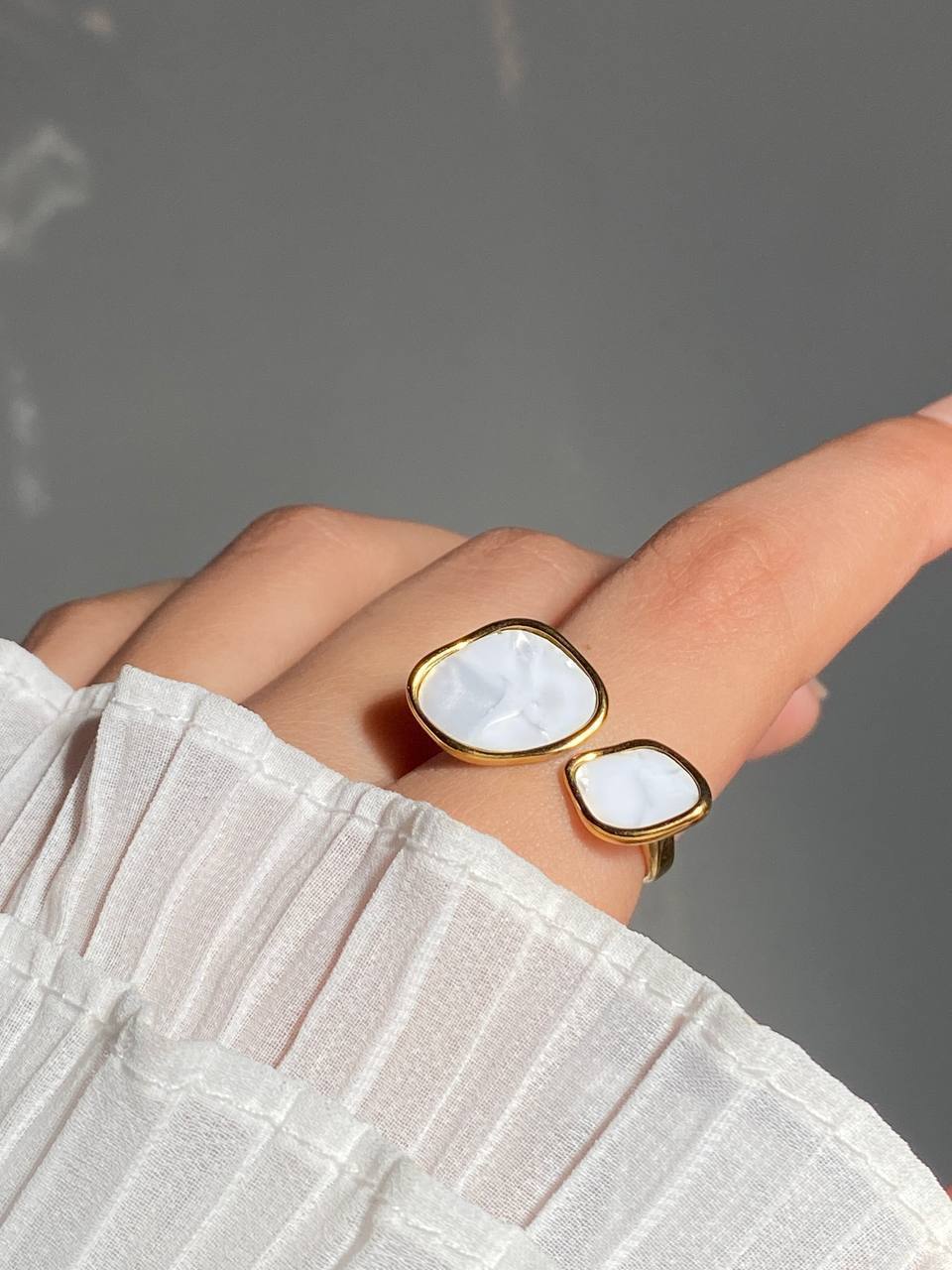 White stone ring  โฏ ใ
คโกเพเฝฒ   Preview Image