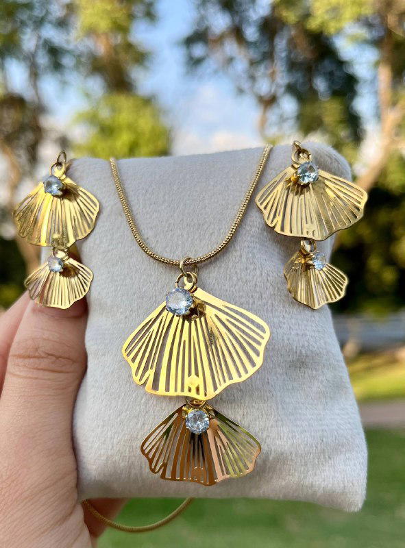 Earrings and a necklace (เน'แต'เน)โธ* Preview Image