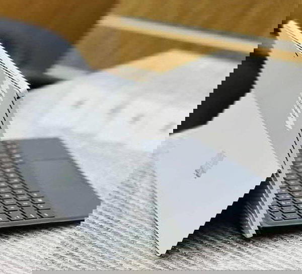  Microsoft Surface Pro  Image 2 Preview