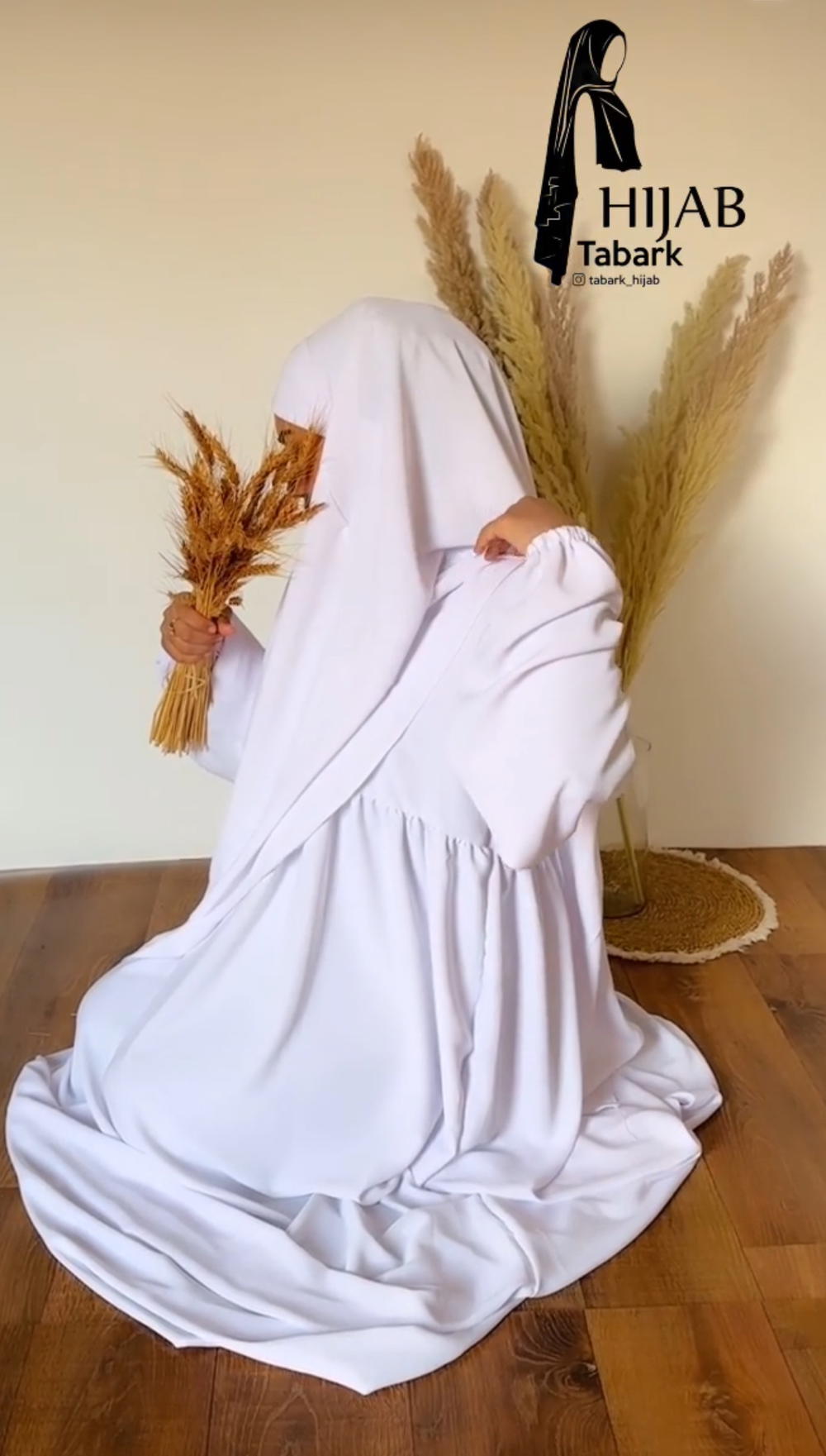 حجاب وفستان ابيض  Preview Image