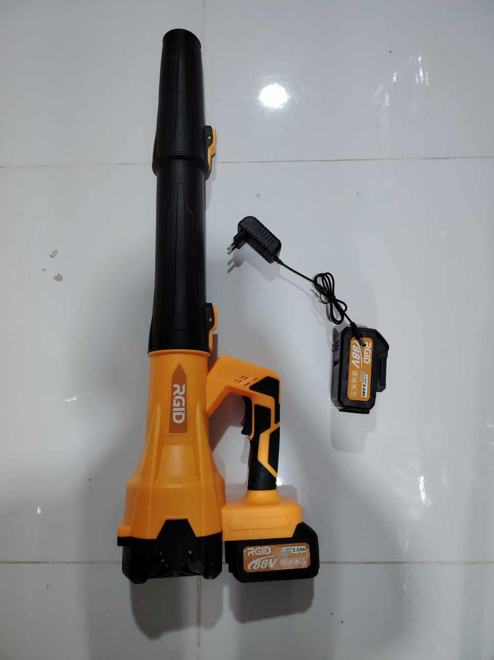 بلور شحن حجم كبير مع بطاريتين عالي ١٠ خلايا و شاحنه  Preview Image