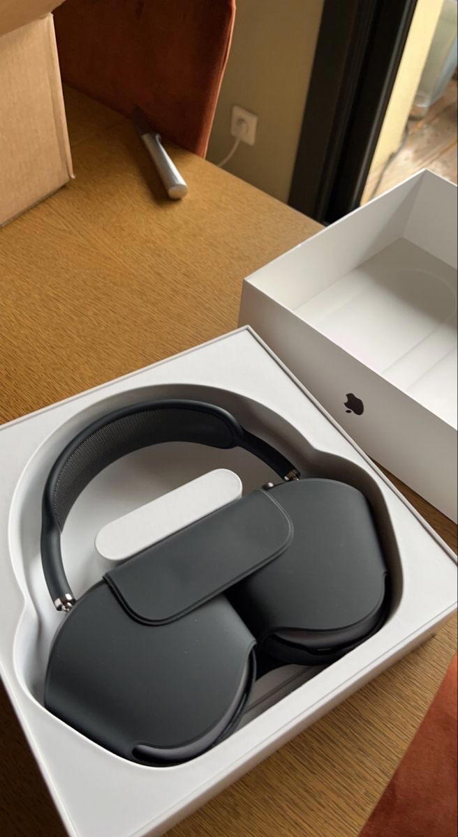 AirPods Max Black  Preview Image