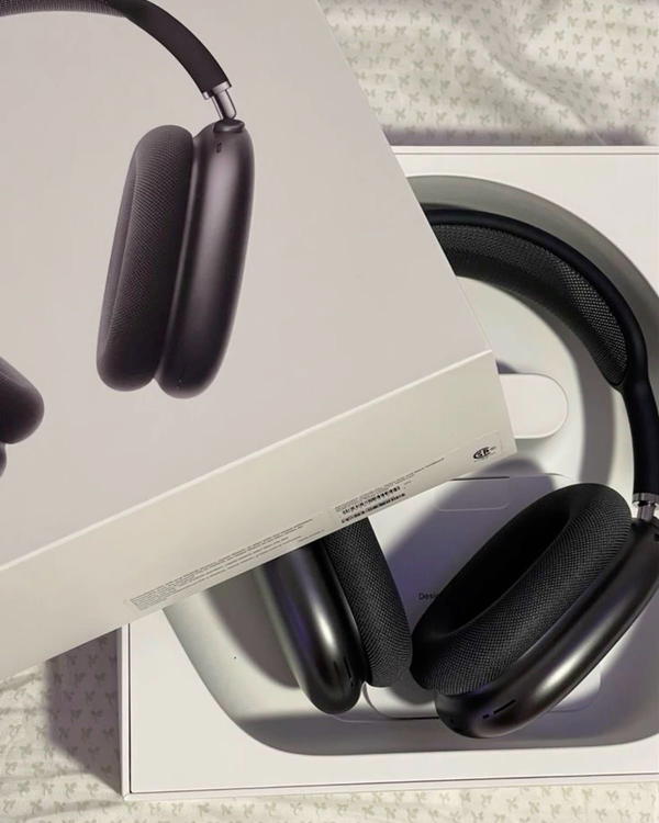 AirPods Max Black  Image 2 Preview