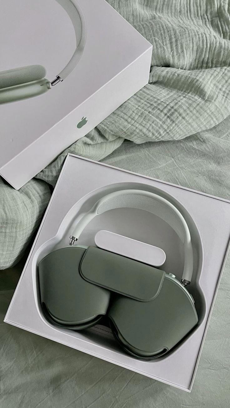 AirPods Max green  Preview Image