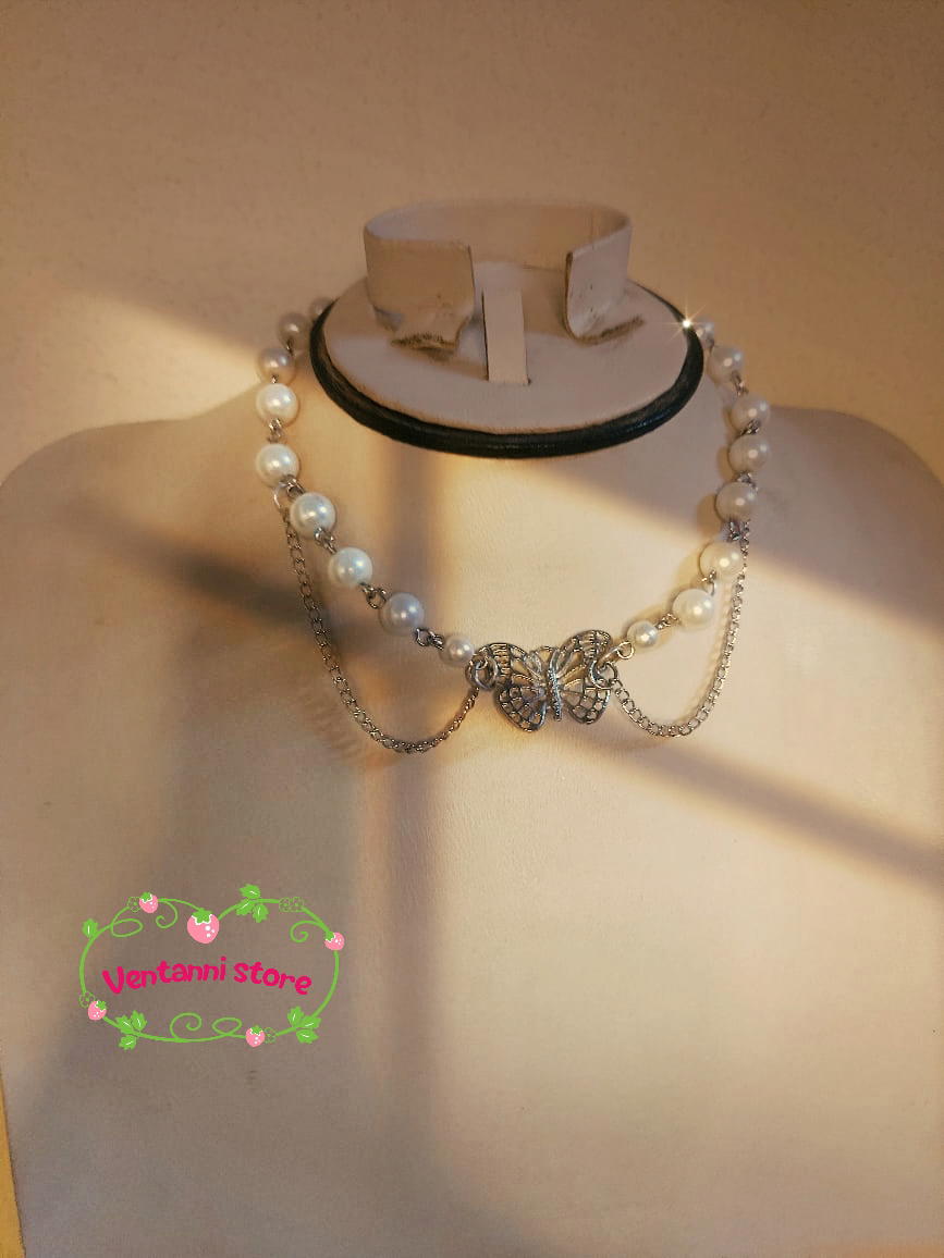 Butterfly pearl necklace Preview Image