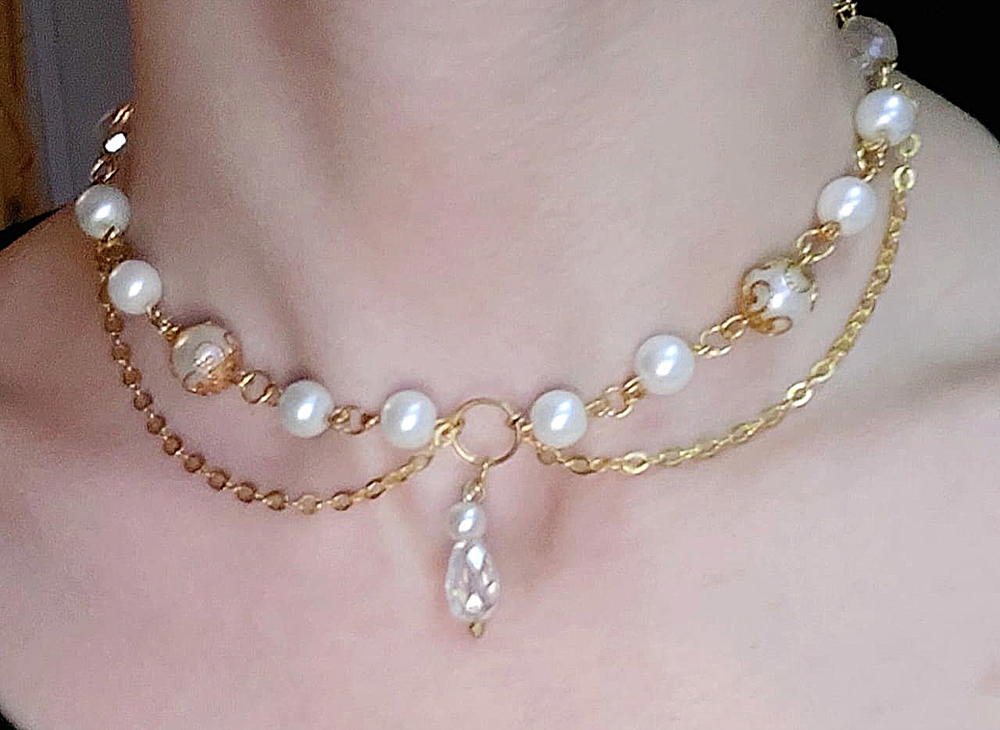 Gold and pearl necklace Preview Image