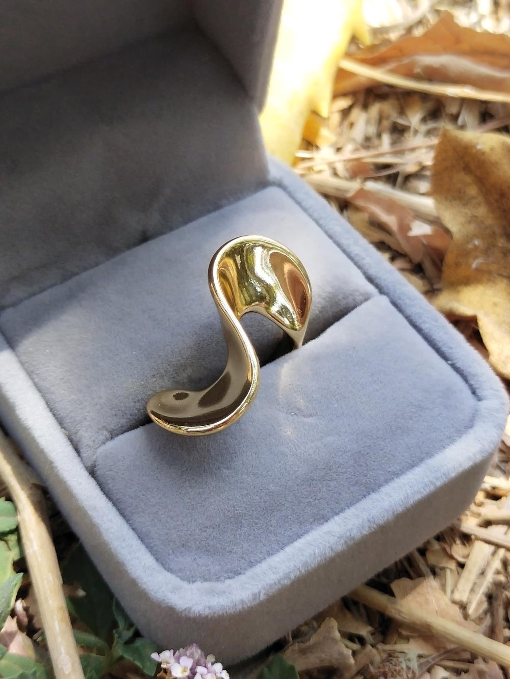 Wavy gold ring  Preview Image