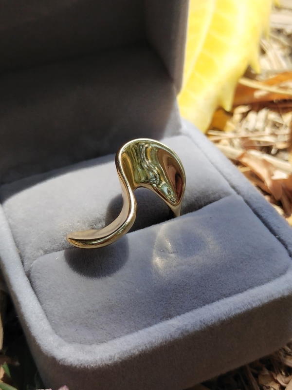 Wavy gold ring  Image 2 Preview