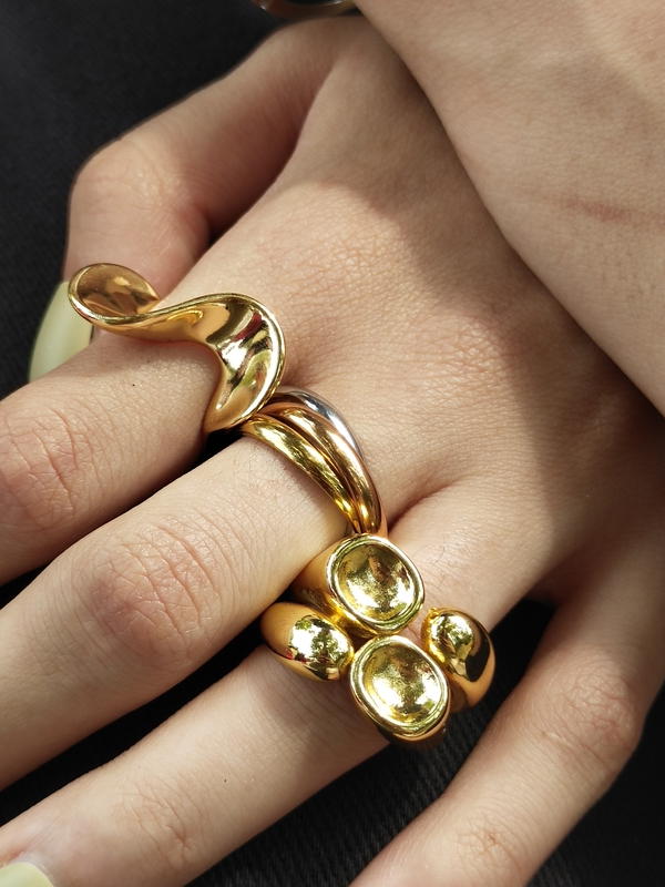 Wavy gold ring  Image 4 Preview