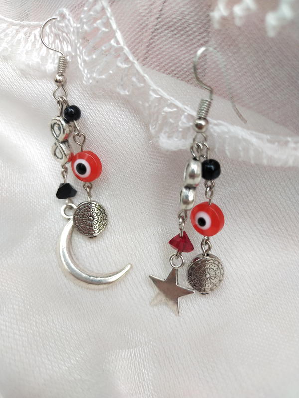 Mismatched earrings Image 1 Preview