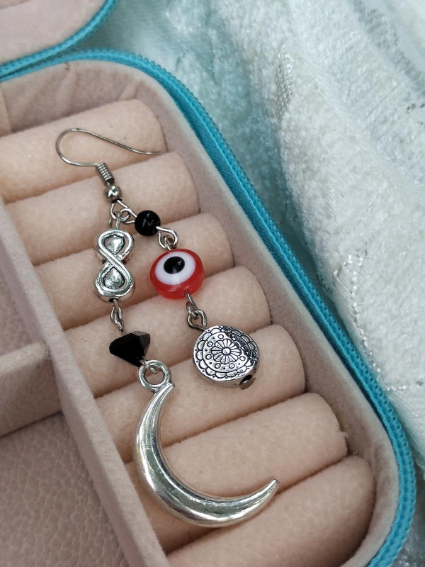 Mismatched earrings Image 2 Preview