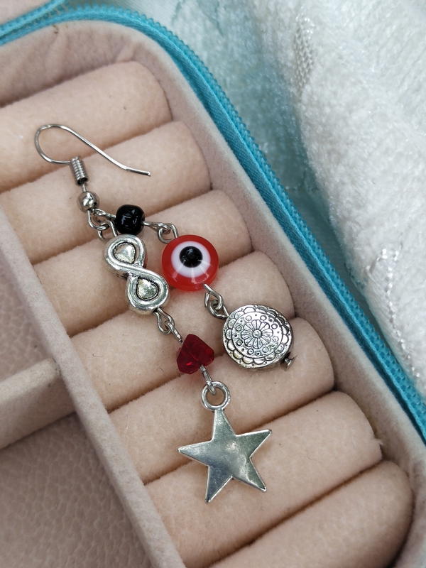 Mismatched earrings Image 3 Preview
