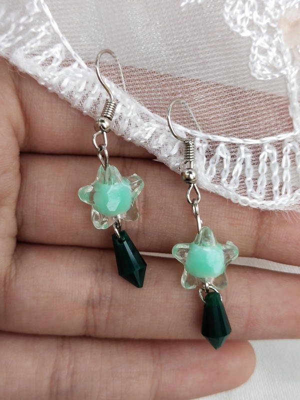 Green star earrings  Image 4 Preview