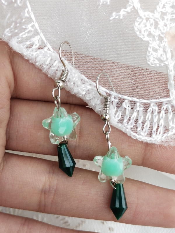 Green star earrings  Image 5 Preview
