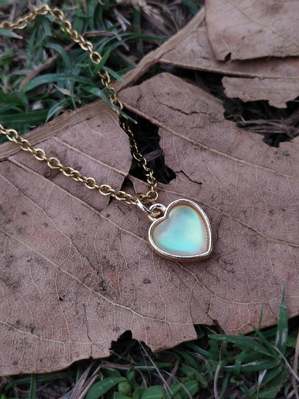 Iridescent green heart  Image 2 Preview
