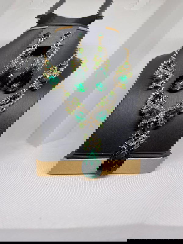 طوق وأقراط كرستال  Image 2 Preview
