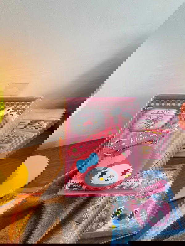 hellow kitty airpods Image 3 Preview