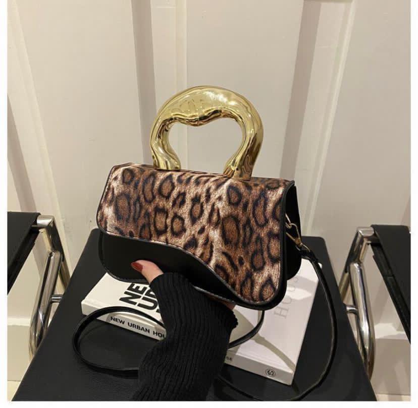 عروض خاصة اي شنطة نسائية فقط  Preview Image