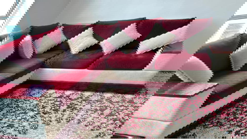 كنب حرف L واسع وفاخرخيار مثالي لغرف المعيشة بتصميم عملي أنيق ومساحة كبيرة مستخدم نظيف  Preview Image