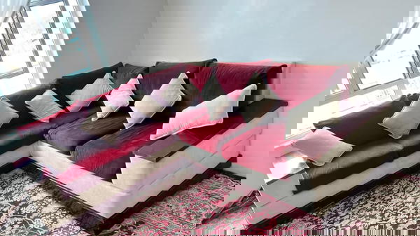 كنب حرف L واسع وفاخرخيار مثالي لغرف المعيشة بتصميم عملي أنيق ومساحة كبيرة مستخدم نظيف  Image 2 Preview