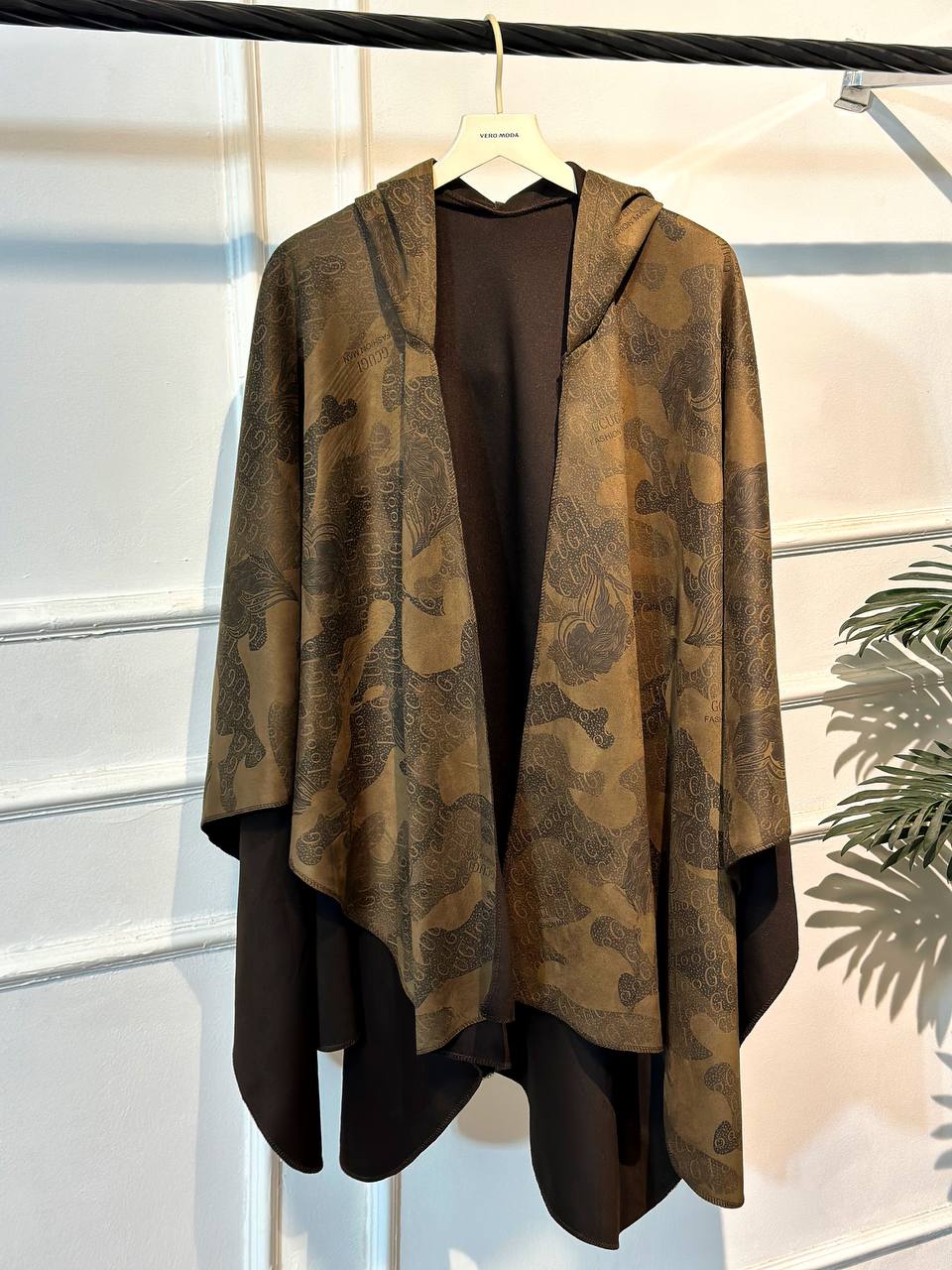شال كاب Gucci  Preview Image