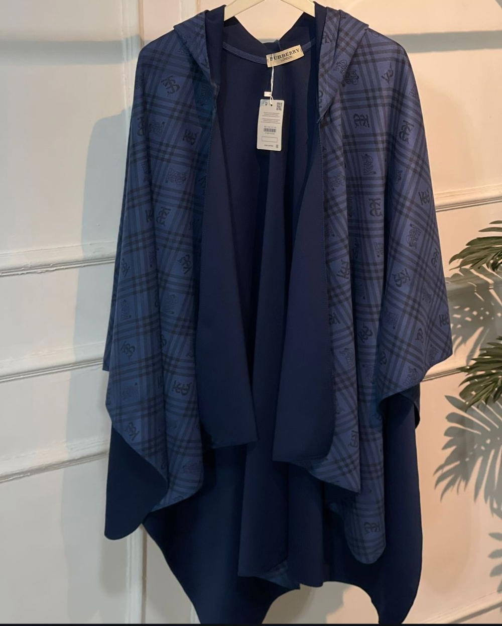 شال كاب FENDi  Preview Image